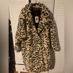 Missguided + Plus Size Black and Tan Leopard Print Faux Fur Teddy Jacket